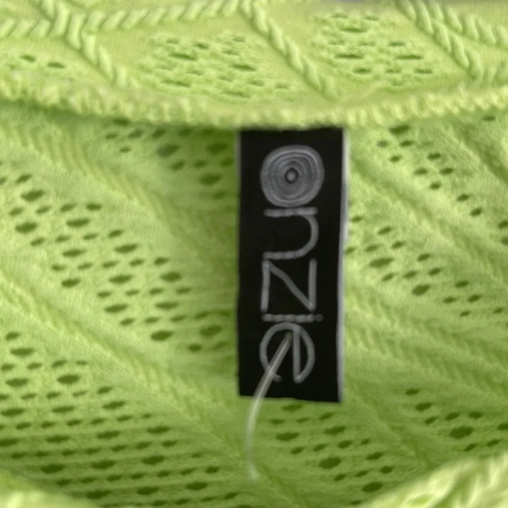 Onzie crop top size S/M - lime green - Picture 5 of 14